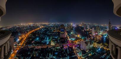 Panorama-Luftbild bei Nacht der Skyline von Bangkok und des Flusses Chao Phraya foto