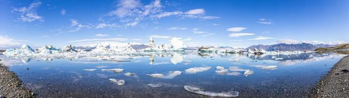 Panoramabilder über die Jökularson-Gletscherlagune mit friftenden Eisbergen im Sommer foto