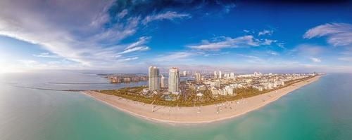 Drohnenpanorama über die Skyline von Miami Beach zur Morgenzeit foto
