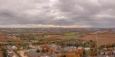 panoramabild der frankfurter skyline aus größerer entfernung vor bewölktem himmel im herbst foto