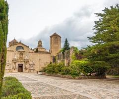 Blick auf das Eingangstor des Klosters Poblet in Spanien tagsüber foto