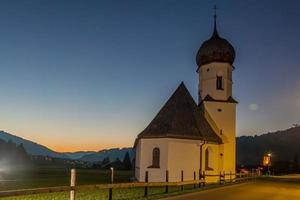 Typische kleine Kirche im österreichischen Dorf Tannheim in Tirol während der Abenddämmerung foto