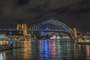 Blick auf die Hafenbrücke in Sydney bei Nacht foto