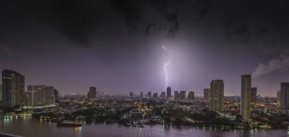 luftaufnahme des blitzschlags in der nächtlichen skyline von bangkok foto