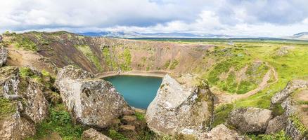 Panoramablick über den Krater des Vulkans Kerio in Südisland im Sommer tagsüber foto