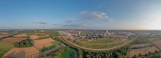 Drohnenbild der deutschen Stadt Langen in Südhessen bei Sonnenuntergang foto