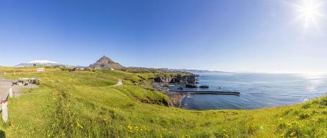 Panoramablick über das Gebiet rund um das Dorf Arnarstapi auf der Halbinsel Snaefells auf Island im Sommer foto