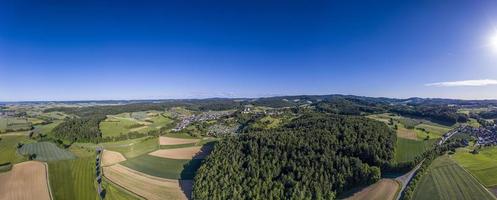 Drohnenbild des Dorfes Lichtenberg mit Schloss in Deutschland foto