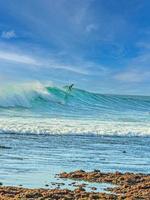 Bild eines Surfers auf der brechenden Welle auf der indonesischen Insel Bali foto