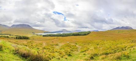 Panorama der schottischen Highlands im Sommer foto