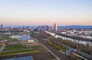 Luftbild der Frankfurter Skyline und des Gebäudes der Europäischen Zentralbank bei Sonnenaufgang in der Morgendämmerung foto