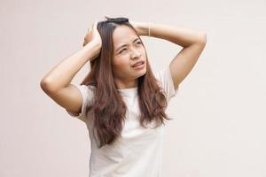 asiatische frauen leiden unter arbeitsstress. lege die Hand auf deinen Kopf foto