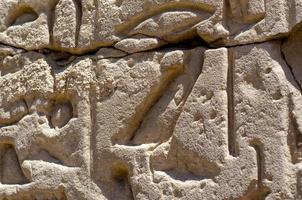 alte hieroglyphen auf einer steinmauer in ägypten foto