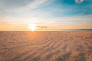 Wind bildete abstrakte Sandwellenstruktur und majestätische Aussicht auf den Sonnenuntergang. ruhige Strandlandschaft in der Dämmerung. inspirierender naturhintergrund. Welle der Sandstruktur am Strand der Malediven, tropische Landschaft