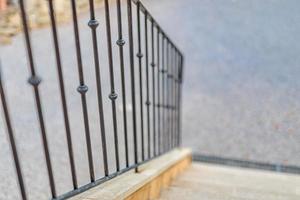 Treppe aus Granitstein. Alte Treppe aus Vintage-Granit-Textur. grauer Grunge blockiert Treppen. geschmiedeter Zaun. schmiedeeiserner Zaun. foto