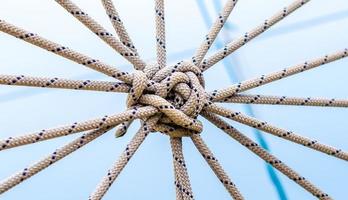 viele Seile und ein großer Knoten gegen den blauen Himmel foto