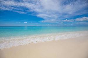 schöner ruhiger Strand. exotische dramatische Küstenwellen auf Sand, Meeresoberfläche. nahaufnahme tropischer mediterraner traum sonniger himmel. friedlich ruhig entspannen sommer bunte wolken. Positive Energiemeditation foto