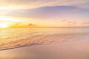 Sonnenuntergangslandschaft, tropischer Strand. Inspirieren und entspannen Sie das Konzept des Sonnenuntergangstrandes, der ruhigen Landschaft. Naturlandschaft als Küste mit Horizont, bunter Himmel und Wolken, ruhige Wellen. idyllische Sommerseelandschaft foto