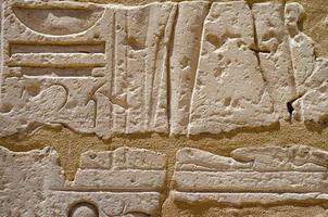 alte hieroglyphen auf einer steinmauer in ägypten foto