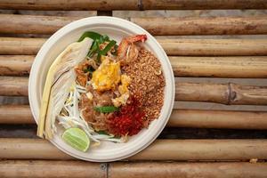 straßenessen in thailand, pad thai oder thailändische gebratene nudeln foto