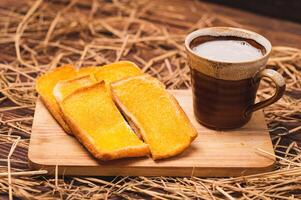 Butterbrot mit warmer Kuhmilch foto