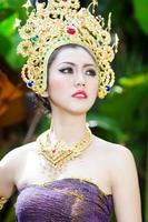 schönes thailändisches Mädchen in traditioneller thailändischer Tracht foto