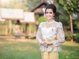 schönes thailändisches Mädchen in traditioneller thailändischer Tracht foto