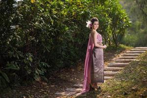 schönes thailändisches Mädchen in traditioneller thailändischer Tracht foto