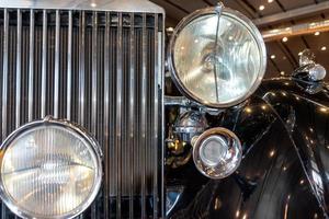 Kühlergrill und Scheinwerfer des Retro-Autos foto