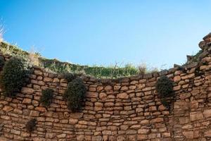 Muster alte Natursteinmauer und blauer Himmel foto