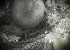 Elegante, luxuriöse, silbern glänzende Christbaumkugel foto