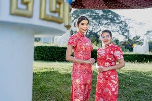 frohes chinesisches neujahr. asiatische frau, die traditionelles cheongsam qipao kleid trägt. foto