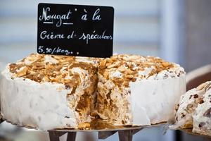 Nougat, der auf einem französischen Markt verkauft wird foto