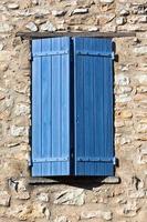 Hausfassade mit blauen Fensterläden in Frankreich foto