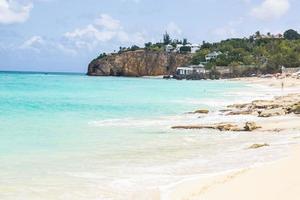blick auf tropischen strand auf der karibischen insel st. Maarten tagsüber foto