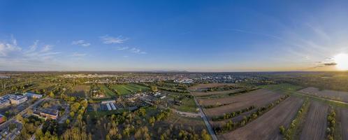 panorama-drohnenbild der stadt mörfelden-walldorf mit der skyline von frankfurt im hintergrund am abend foto