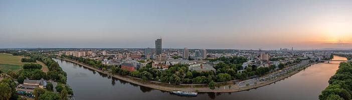 Drohnenpanorama über Main und Offenbach mit Frankfurter Skyline foto