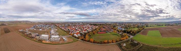 Drohnenpanorama über die hessische Stadt Friedberg tagsüber im Herbst foto