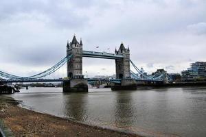 london in großbritannien im dezember 2022. ein blick auf die tower bridge foto