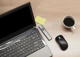 draufsicht laptop und kaffee und zubehör auf dem tisch foto