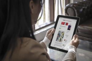Closeup Geschäftsfrau liest Nachrichtenmode oder Artikel auf der Website auf dem Bildschirm in Smart Taplet, Internet-Networking-Konzept foto
