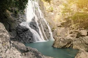 schöne wasserfallnaturlandschaft des tiefen waldes am sommertag foto