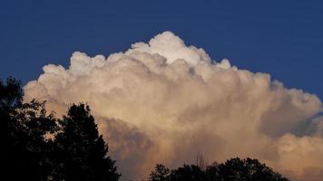 große Cumulonimbus-Wolkenbaumsilhouette foto