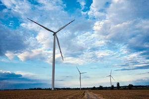 Windkraftanlage im Feld foto