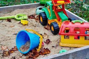 Kindersandkasten mit buntem Spielzeug foto