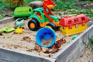 Kindersandkasten mit buntem Spielzeug foto