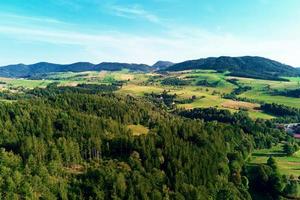 Berge und grüne Felder, Luftbild. Panorama der wunderschönen Landschaft foto