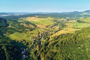 Bergdorf und landwirtschaftliche Felder, Luftbild. Naturlandschaft foto