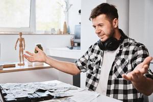 Mann genießt viele Dollar-Banknoten foto