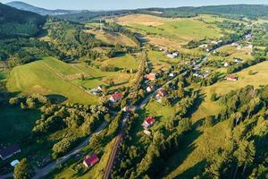 Bergdorf und landwirtschaftliche Felder, Luftbild. Naturlandschaft foto